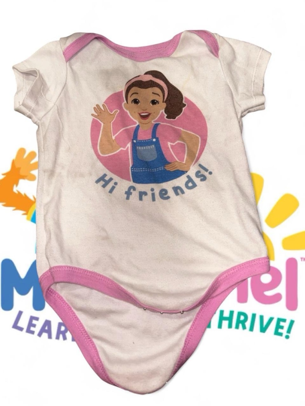 White and Pink 'Hi Friends' Baby Bodysuit – Playful Short-Sleeve One-Piece
